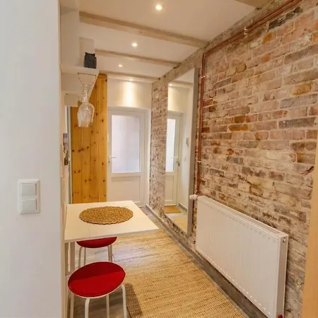 Moderne & Gemuetliche Altstadt-maisonette Nahe Hafen 아파트 *